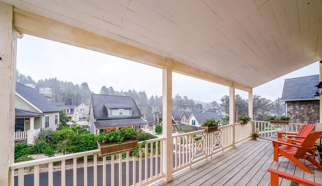 Charming three story getaway with two cozy living areas walk to the beach