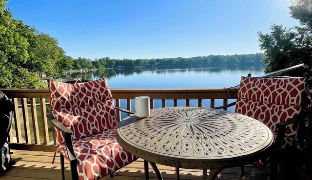 Clear Sky Cottage on Lost Lake - Gorgeous 3 bed/2.5 bath Lakefront Home