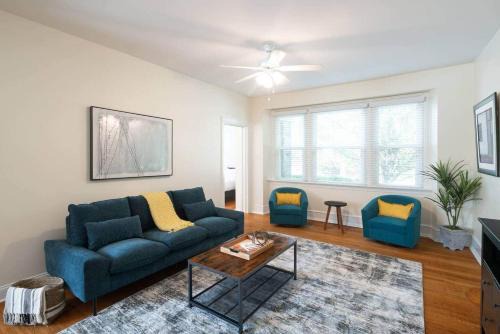 Cool “Blue” 2-bdrm Apt in Suburbs w/Free Parking