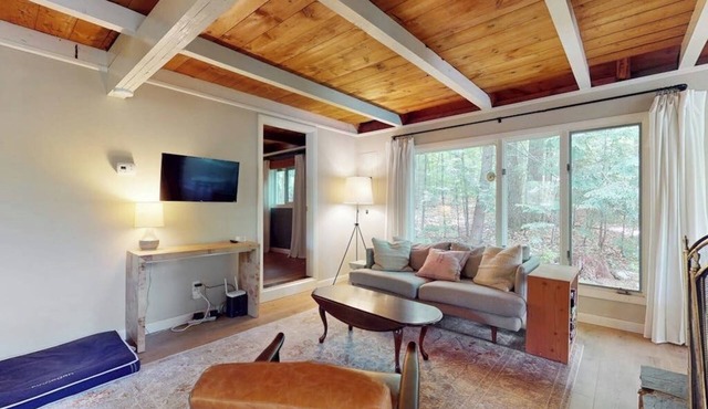 Country dog friendly lake house w/access to beaches, tennis & pickleball