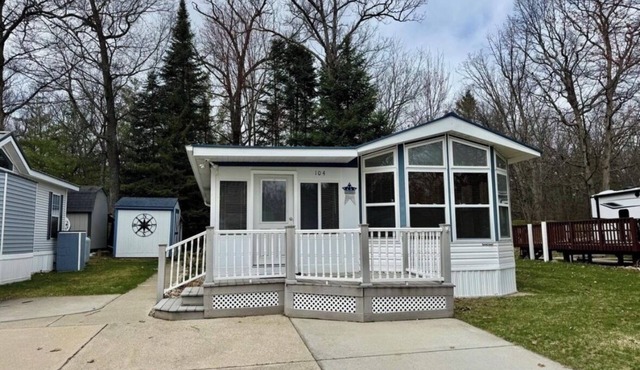 Cozy 2-bedroom mobile home with AC in lovely Houghton Lake, sandy oaks resort.