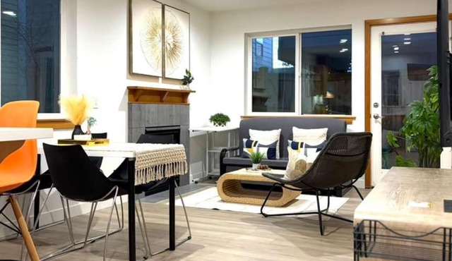 Cozy 2BR City Stay- 2-Min Walk to Light Rail