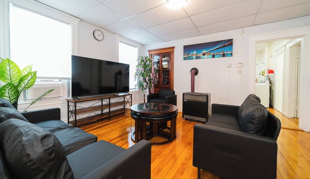 Cozy 3BR Worcester Apt Pet-Friendly near Clark University & I-290 4/1
