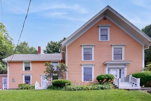 Cozy apartment with harbor view - full kitchen & washer/dryer - walk to water