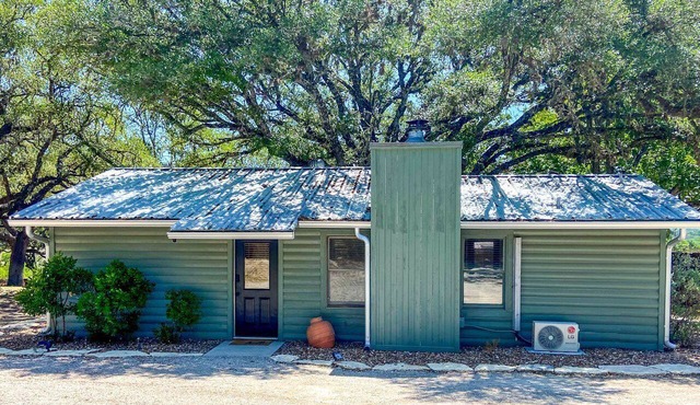 Cozy Cabin in Ingram, Texas for Romantic Weekends Away