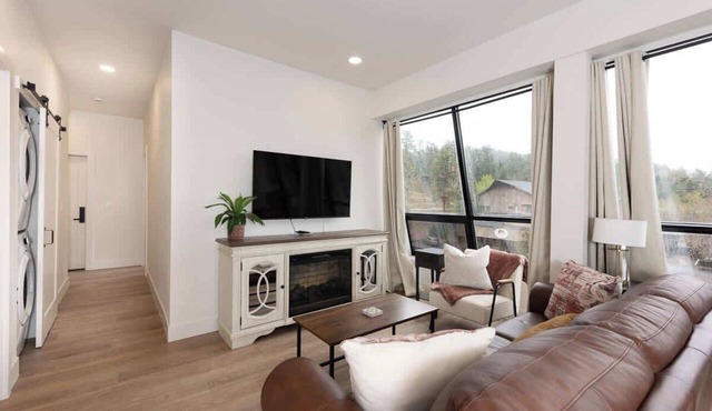 Cozy Condo with Beautiful View of Evergreen!