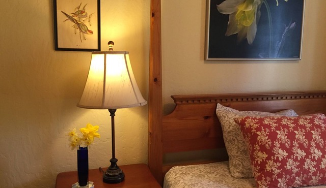 Cozy cottage just blocks to town and Lithia Park!