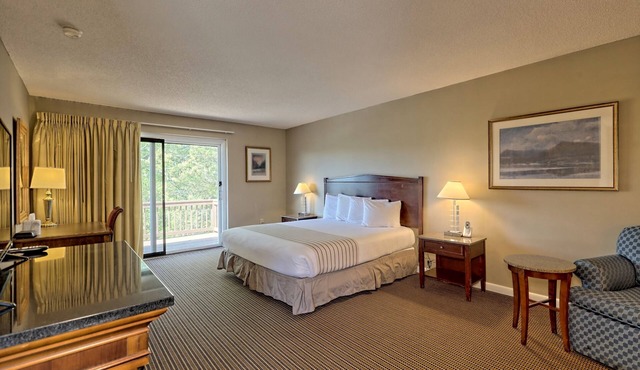 Cozy King Room in Clayton with Mountain Views and Communal Pool