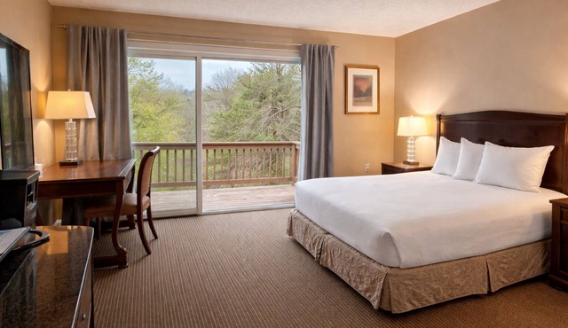 Cozy King Room in Clayton with Mountain Views and Communal Pool