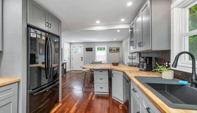 Cozy Kittery Escape w/Sauna & Hot Tub