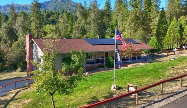 Cozy Mountain Retreat Near Yosemite – Stunning Views, BBQ, & Family-Friendly!