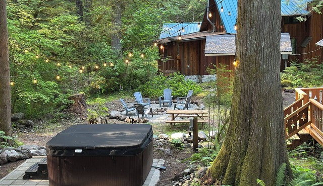 Cozy retreat, newly renovated with loft, hot tub, creek access, pet friendly