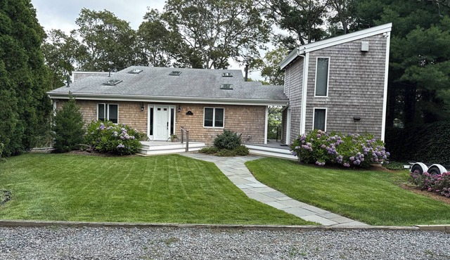 Cozy studio with water views. AC,WiFi, full kitchen, private entrance and patio.