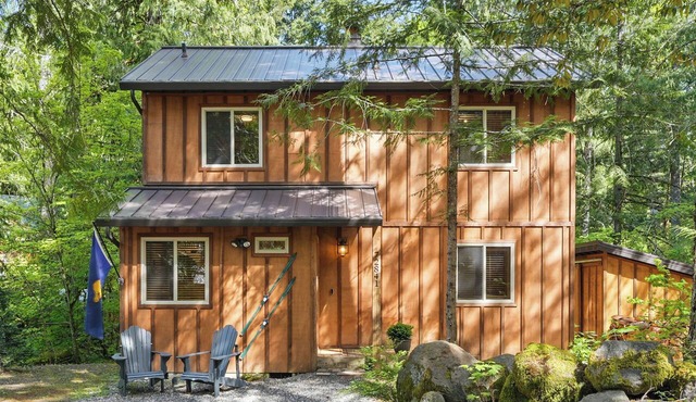 Creekside Mt Hood Cabin - Hot Tub, Fireplace & River Access