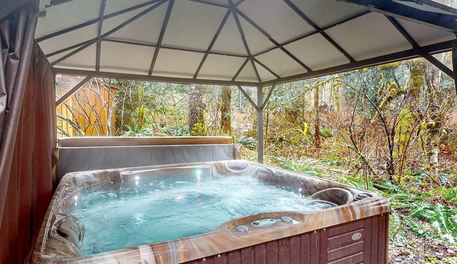 Dog-friendly cabin with deck, hot tub & firepit - walk to Sandy River