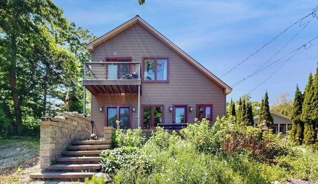 Dog-friendly home with high-speed WiFi, washer/dryer, & private dock