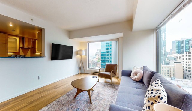 Downtown condo with city views, pool, & gym - 2 blocks from Pike Place