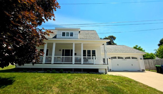 Downtown Harbor Springs cottage with 4 bedrooms, 2 baths, yard, and grill.