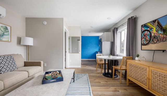 Downtown Newly Remodeled Apartment | AC | Beach | Restaurants | Breweries | Nightlife |