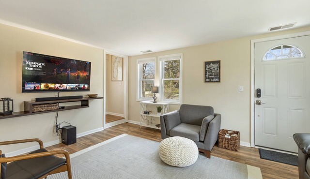 East Lansing 2BR steps from MSU — Private patio