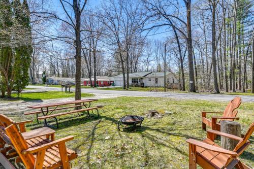 Family-Friendly Cottage: Walk to Lake Access!