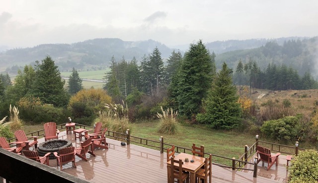 Golfer's Heaven Lodge: Deck, Mtn Views & Putting Green, 8 Min to Bandon Dunes