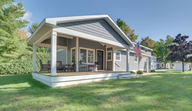 Harbor Springs Home: Walk to Dining & Beach!