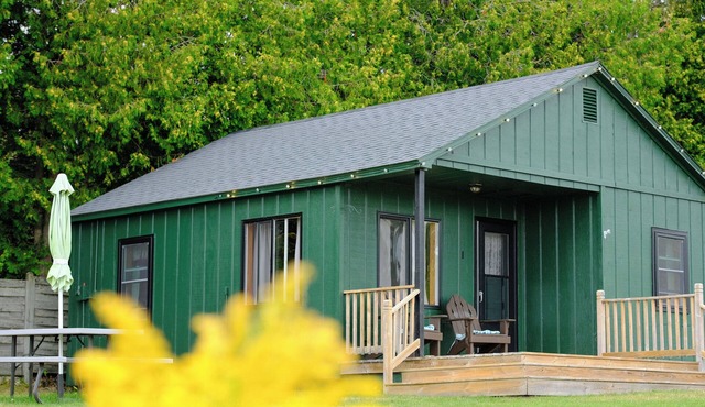 Hessel Bay Cabin 1: Lake Huron waterfront resort cabin sleeps 2.