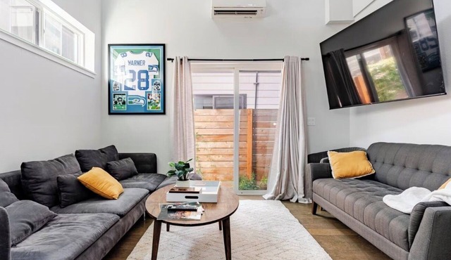Hidden Gem minutes from Downtown Seattle, Rooftop Views & Air Conditioning