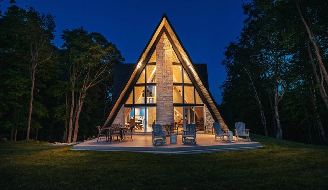 High Bluffs Lodge ~ Sunsets, Game Room, much more