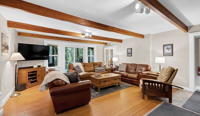 Historic Mountain Lodge Near Government Camp – Sleeps 14, Hot Tub, Fire pit