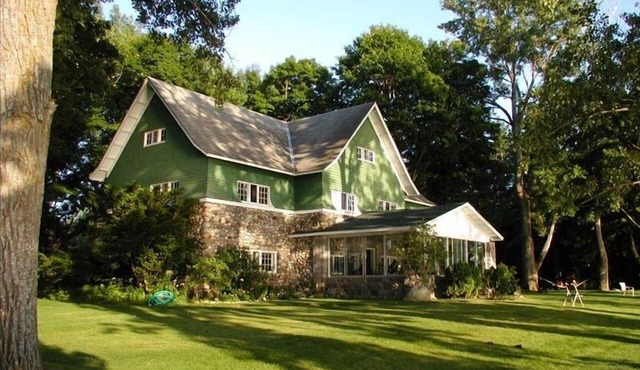Historic Wheeler Cottage on Scenic North Lake Leelanau