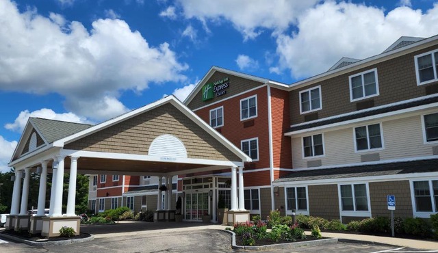 Holiday Inn Express & Suites Rochester by IHG