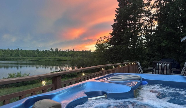 Hot tub*beautiful views*lakefront*close to PRNL