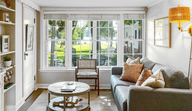 House on the Bay – Lakefront 2 BDR Sleeps 6, Walk to Dining & More