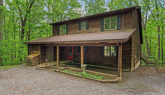 Huge Cabin w Hot Tub, Deck, Grill & WiFi