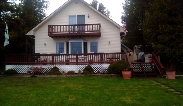 Kelly Cottage ON Lake Michigan, Enough Room for the Entire Family. Pet Friendly.