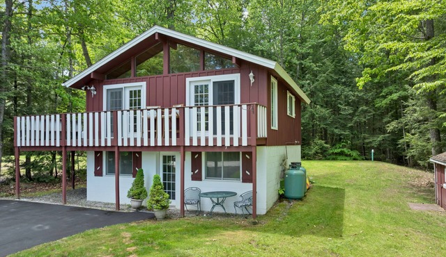 Lake area Chalet w/Deck, Firepit & Beach Access
