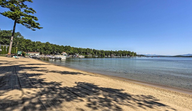 Lake Getaway: Walk Across Street to Private Beach!