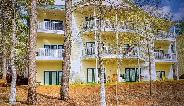 Lake Martin Condo with Dock….30 minutes from Auburn’s Campus!