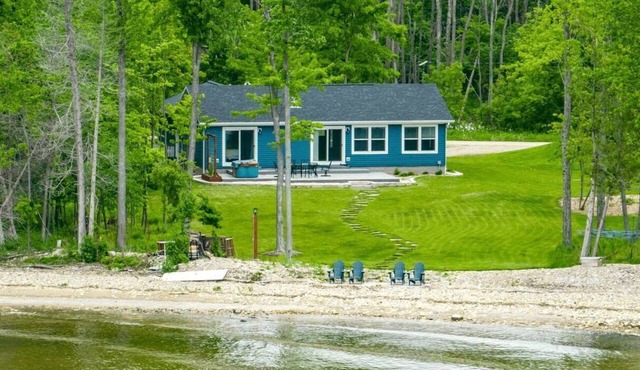 Lakefront Paradise: Hot Tub, Kayaks & Family Fun in Wisconsin