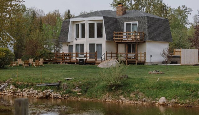 Lakeside Escape W/Hot Tub & King Bed Comfort