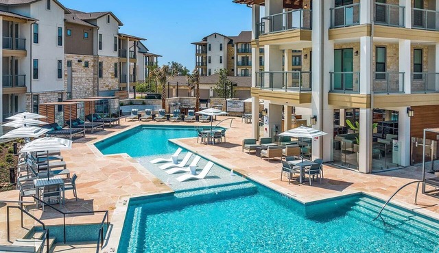 Landing | Chic 2BD, Clubhouse, Pool
