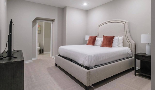 Landing | Stylish 2BD in Fountain Heights
