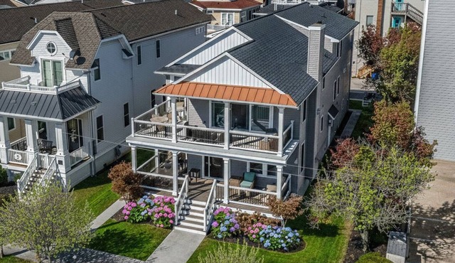 Large 12BR/8.5 BA w/Elevator & Parking for 6 cars