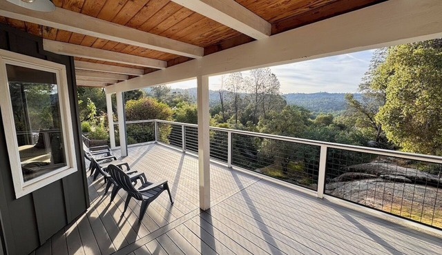 Large cozy mountain retreat outside Yosemite in Mariposa. Very quiet & private.