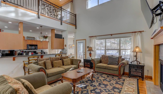 Lattitude Adjustment - Pet-friendly mountain retreat by golf course & lake with hot tub