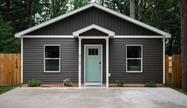 Locally Owned 2BR w/Hot Tub