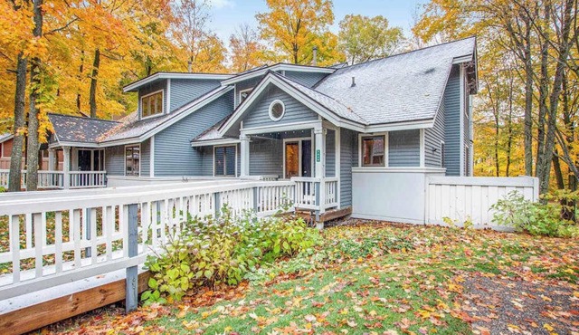 Lovely home near the slopes w/private deck, spacious design, and hot tub nearby