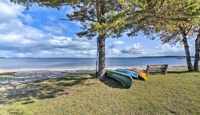 Lovely Lake Huron Getaway: Beach Access & Kayaks!